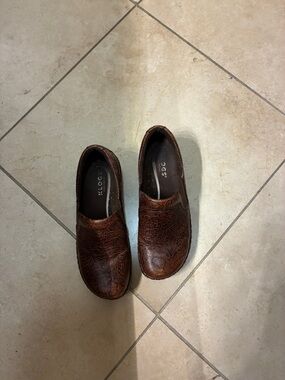 Klogs Naples Brown Embossed Leather Slip Resistant Sz 8.5M